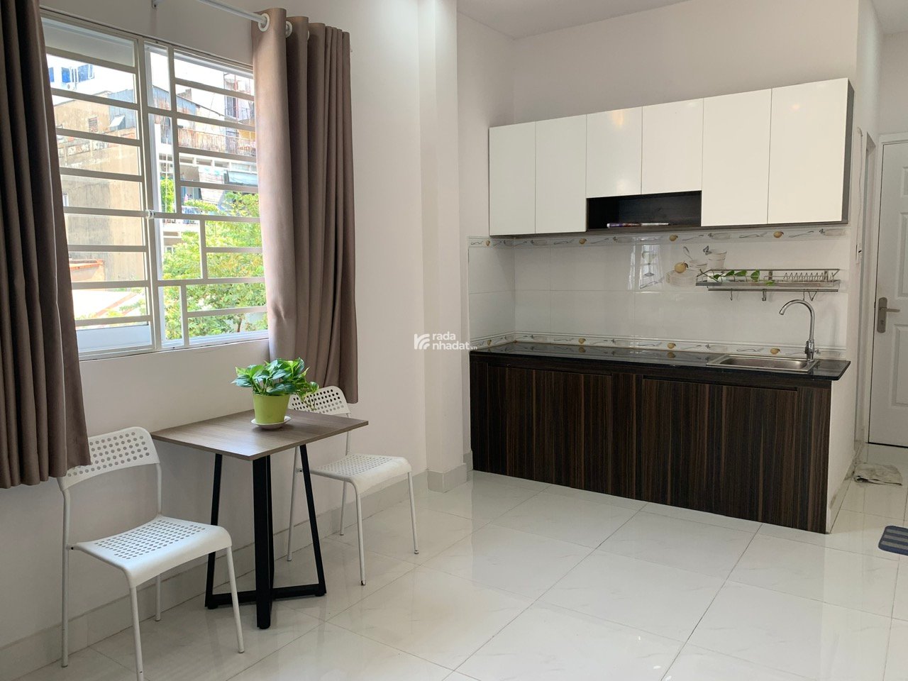 Cho thuê căn hộ quận 10, đầy đủ nội thất, cửa sổ thoáng, giá rẻ gần UEH, Huflit, Bách Khoa
