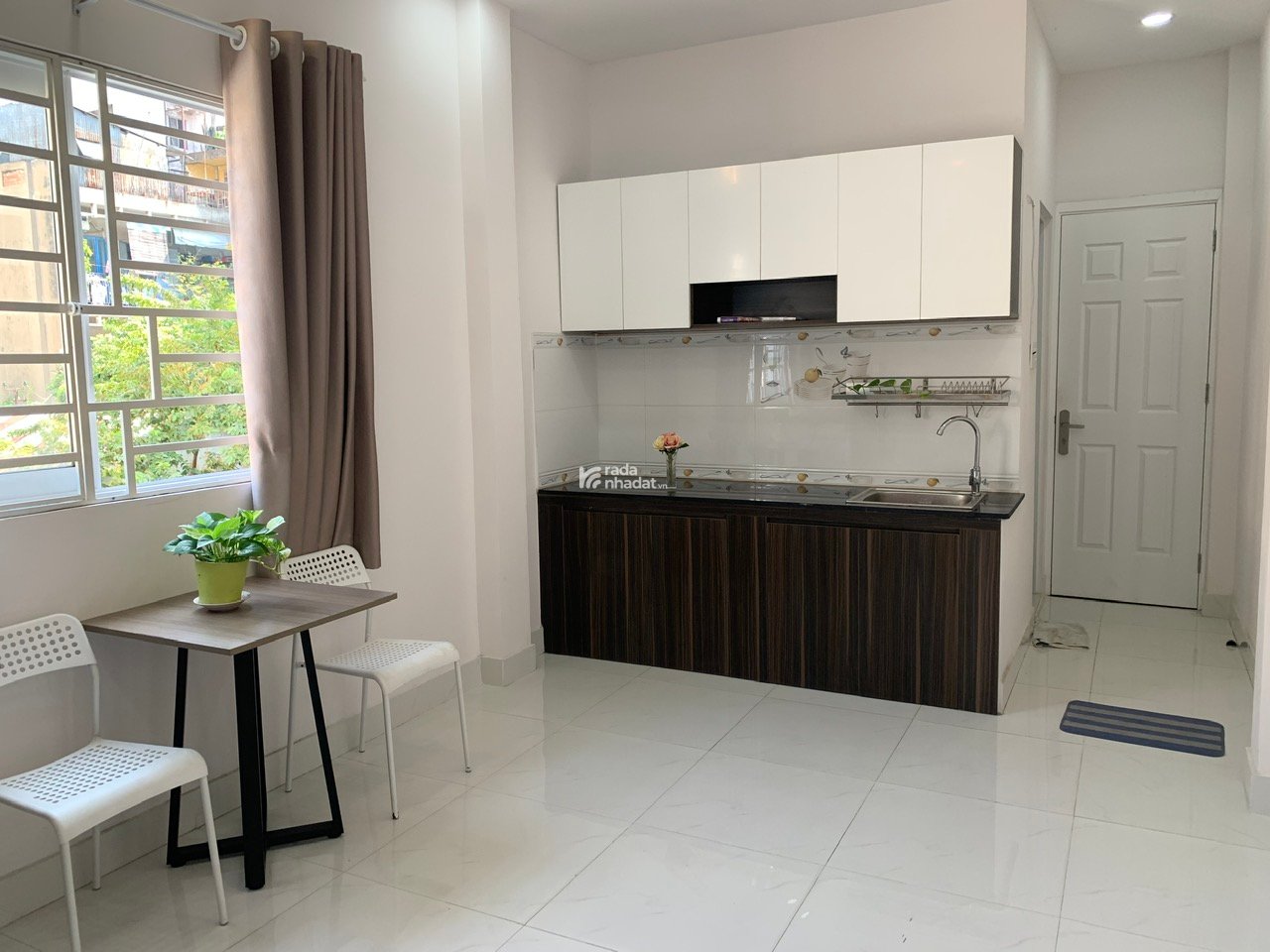 Cho thuê căn hộ quận 10, đầy đủ nội thất, cửa sổ thoáng, giá rẻ gần UEH, Huflit, Bách Khoa