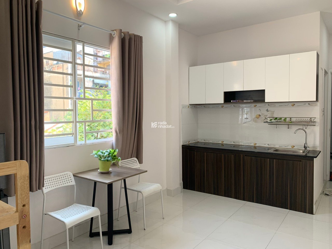 Cho thuê căn hộ quận 10, đầy đủ nội thất, cửa sổ thoáng, giá rẻ gần UEH, Huflit, Bách Khoa