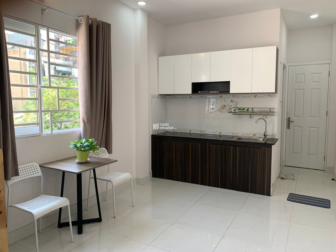 Cho thuê căn hộ quận 10, đầy đủ nội thất, cửa sổ thoáng, giá rẻ gần UEH, Huflit, Bách Khoa