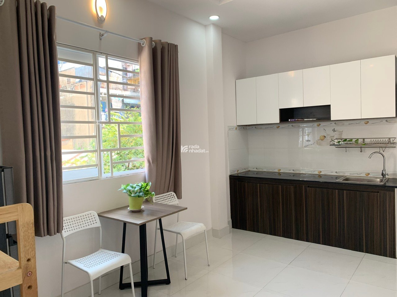 Cho thuê căn hộ quận 10, đầy đủ nội thất, cửa sổ thoáng, giá rẻ gần UEH, Huflit, Bách Khoa