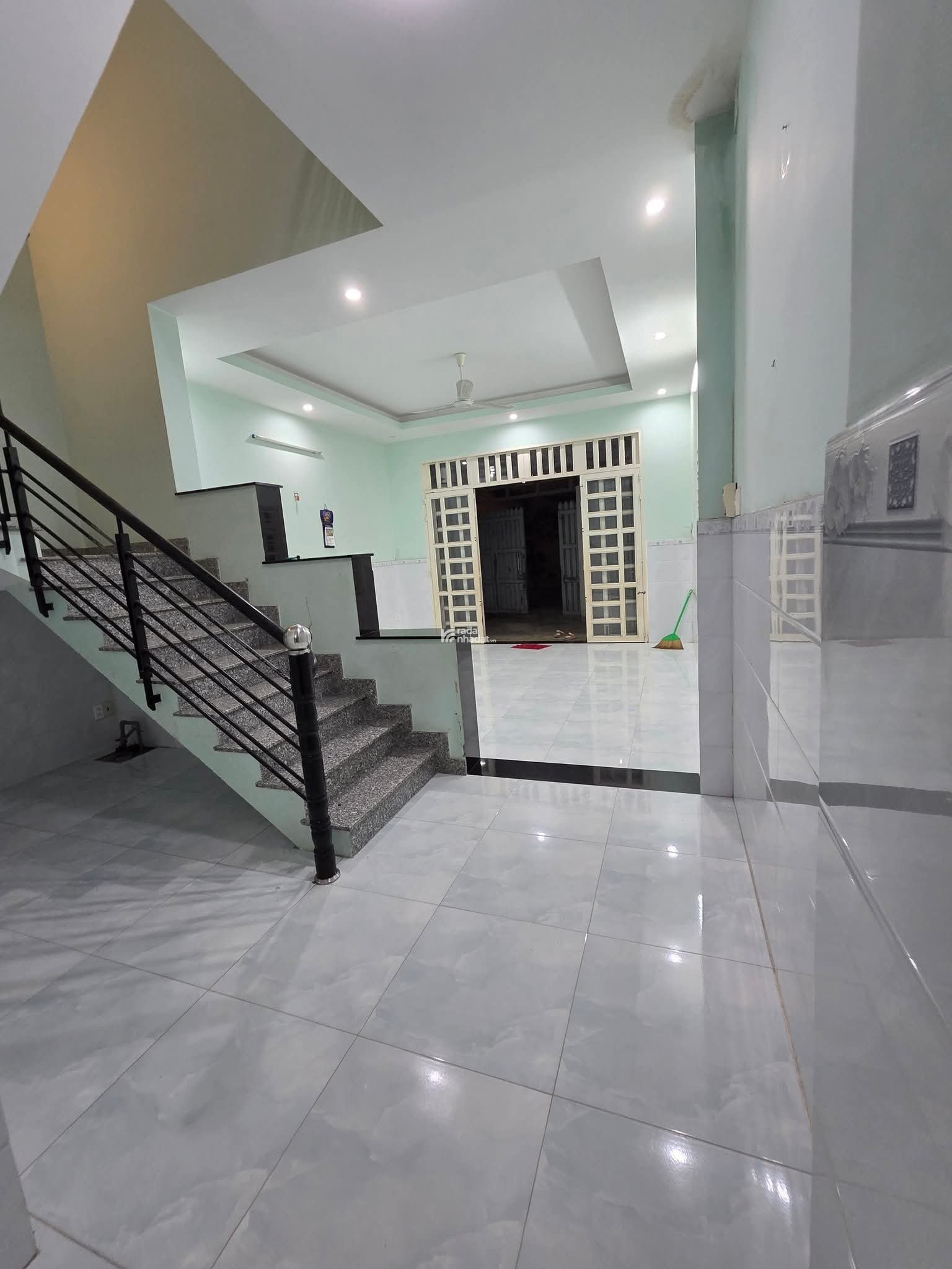 cần bán gấp nhà hẻm xe hơi đường thông 