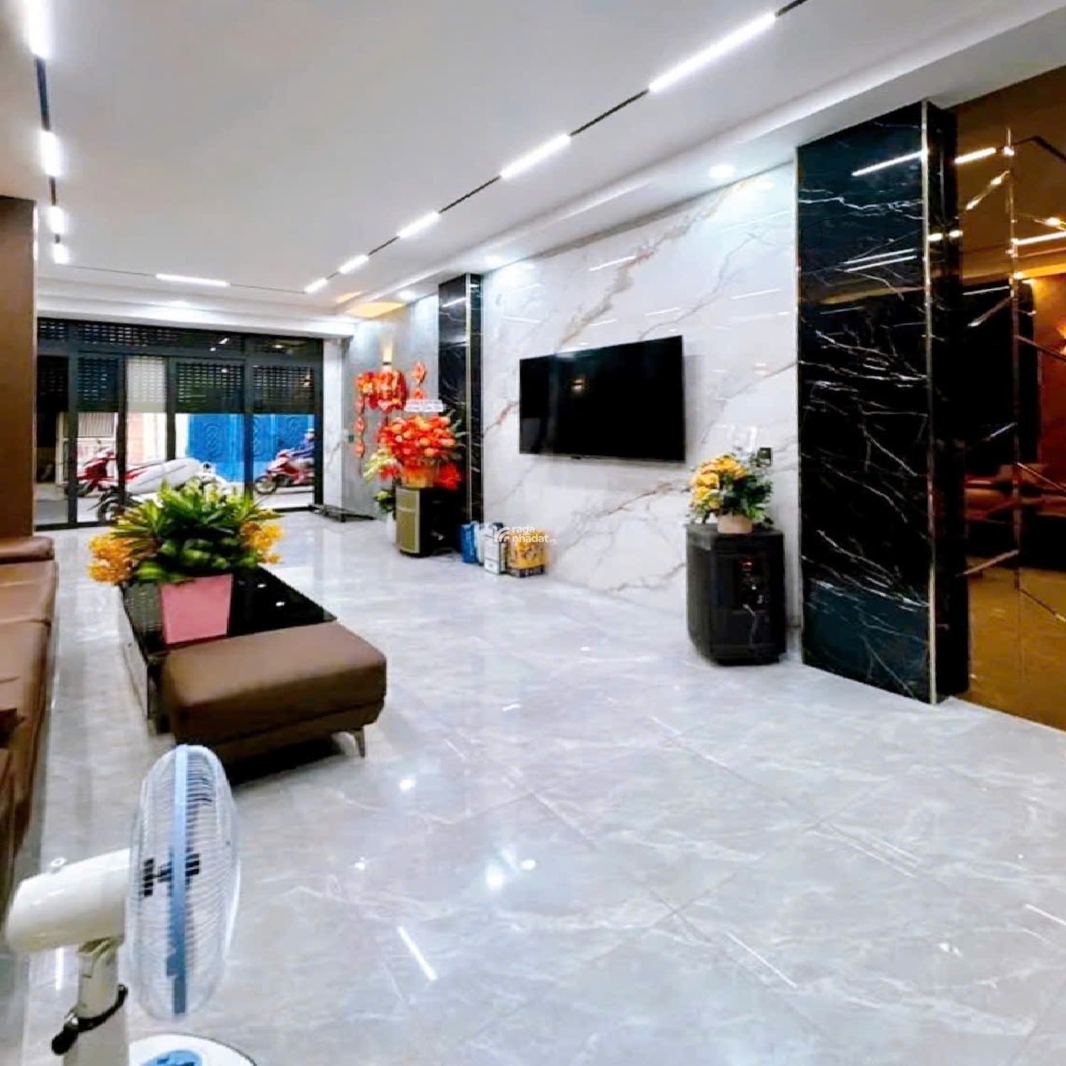 SIÊU PHẨM NHÀ ĐẸP - Lô góc Lạc Long Quân - 3 tầng - Xe hơi ngủ nhà -Quận Tân Bình -8.95 tỷ