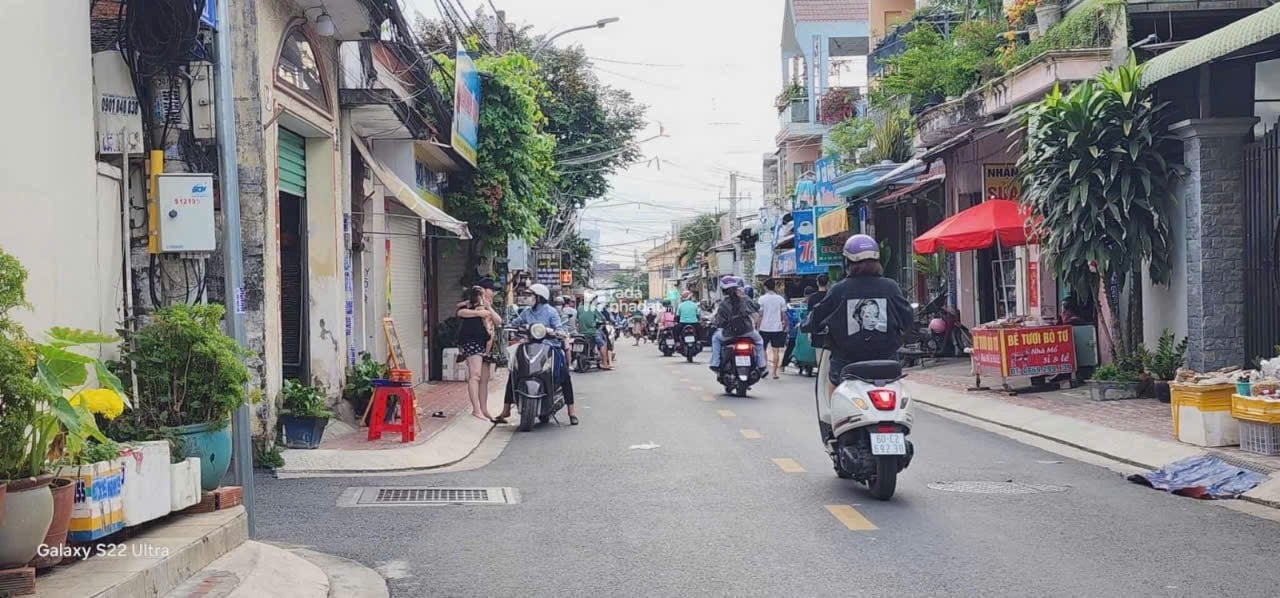  3 TẦNG MỚI KENG, SÁT ĐƯỜNG PHẠM VĂN ĐỒNG, TAM PHÚ, THỦ ĐỨC. 