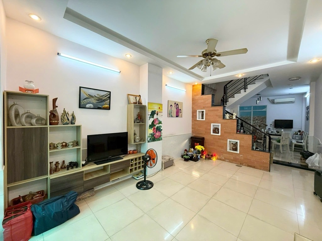 Diện tích 72m2 - 4x18 - Nhà đẹp, kết cấu 1 trệt 2 lầu có sân thượng trước gồm 4PN, 4WC