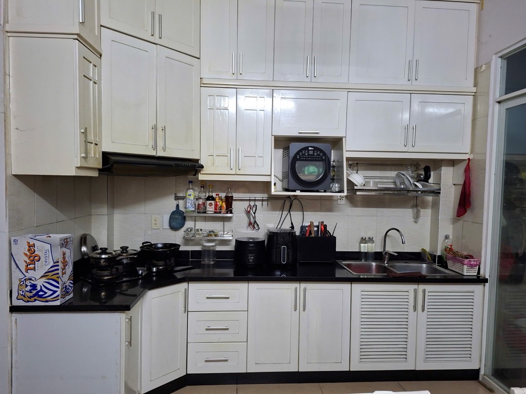 Diện tích 72m2 - 4x18 - Nhà đẹp, kết cấu 1 trệt 2 lầu có sân thượng trước gồm 4PN, 4WC