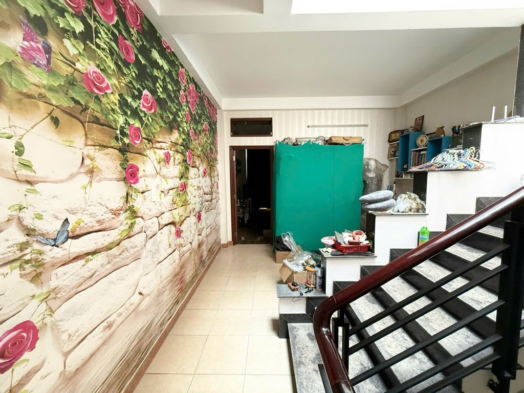 Diện tích 72m2 - 4x18 - Nhà đẹp, kết cấu 1 trệt 2 lầu có sân thượng trước gồm 4PN, 4WC