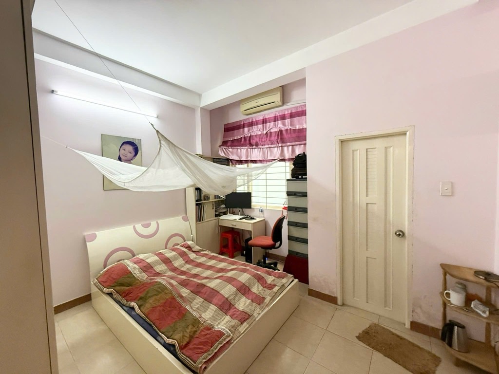 Diện tích 72m2 - 4x18 - Nhà đẹp, kết cấu 1 trệt 2 lầu có sân thượng trước gồm 4PN, 4WC