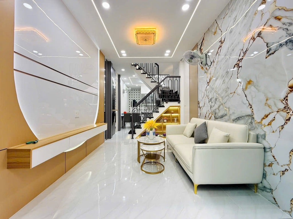 Bán nhà HXH đổ cửa - full nội thất 40m2 - 4 tầng - ngay CV Làng Hoa Gò Vấp, nhỉnh 5 tỷ