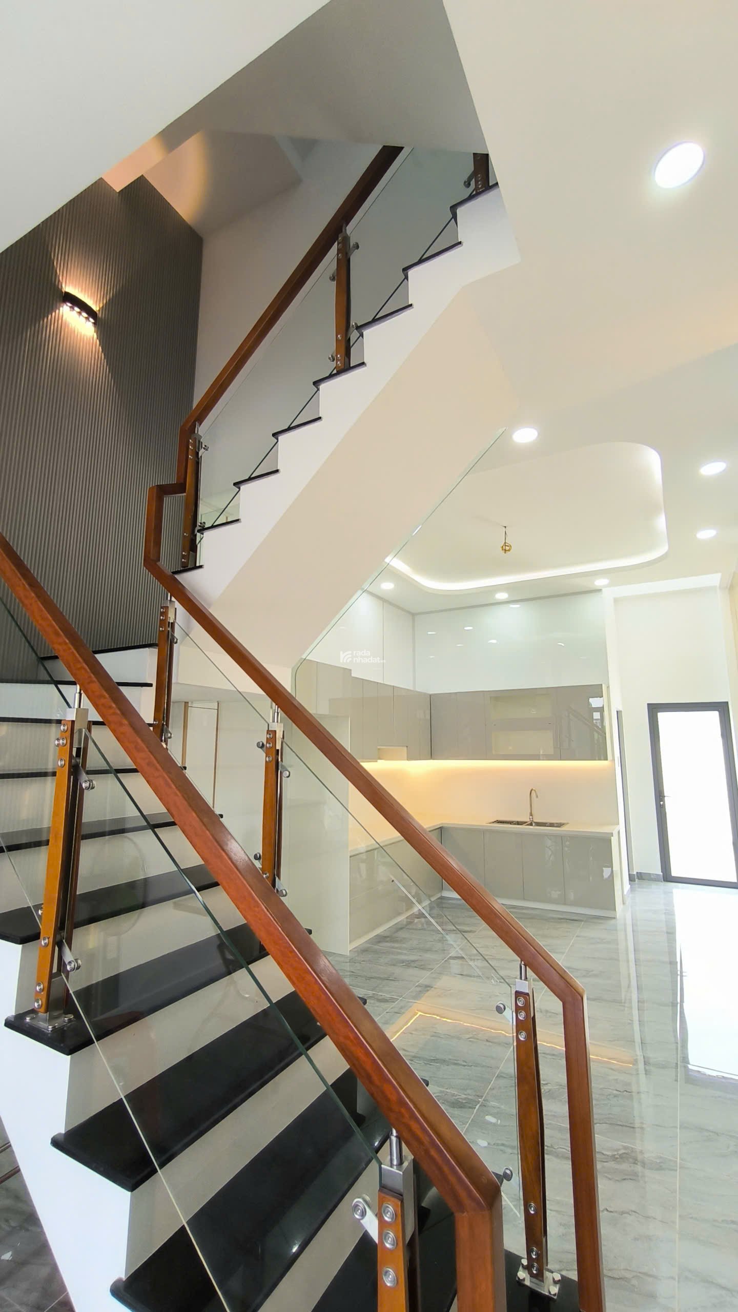 Hạ Giá Bán Gấp Nhà 1 Trệt 2 Lầu Giá Chỉ Hơn 2 Tỷ Ngay Trung Tâm Thủ Dầu Một