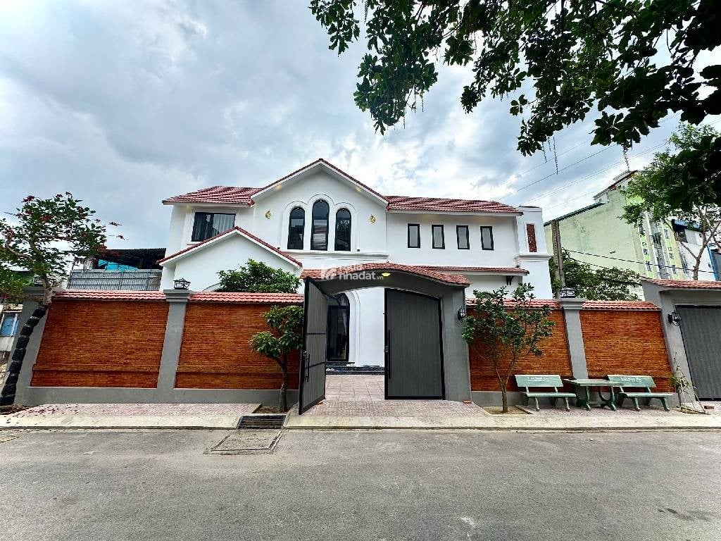 NHÀ T0 ĐẸP HẺM NHỰA XE TẢI VI VU SÂN VƯỜN HỒ CÁ SÁT BV THỦ ĐỨC 374m2 CHỈ 15,4 TỶ.