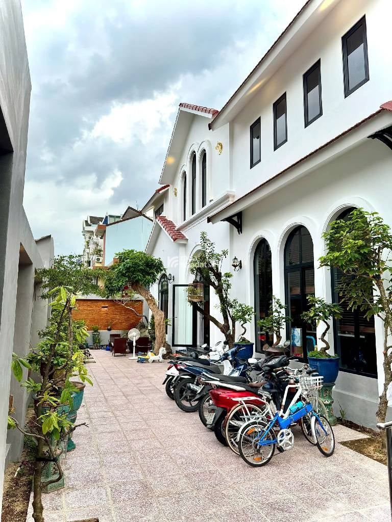 NHÀ T0 ĐẸP HẺM NHỰA XE TẢI VI VU SÂN VƯỜN HỒ CÁ SÁT BV THỦ ĐỨC 374m2 CHỈ 15,4 TỶ.