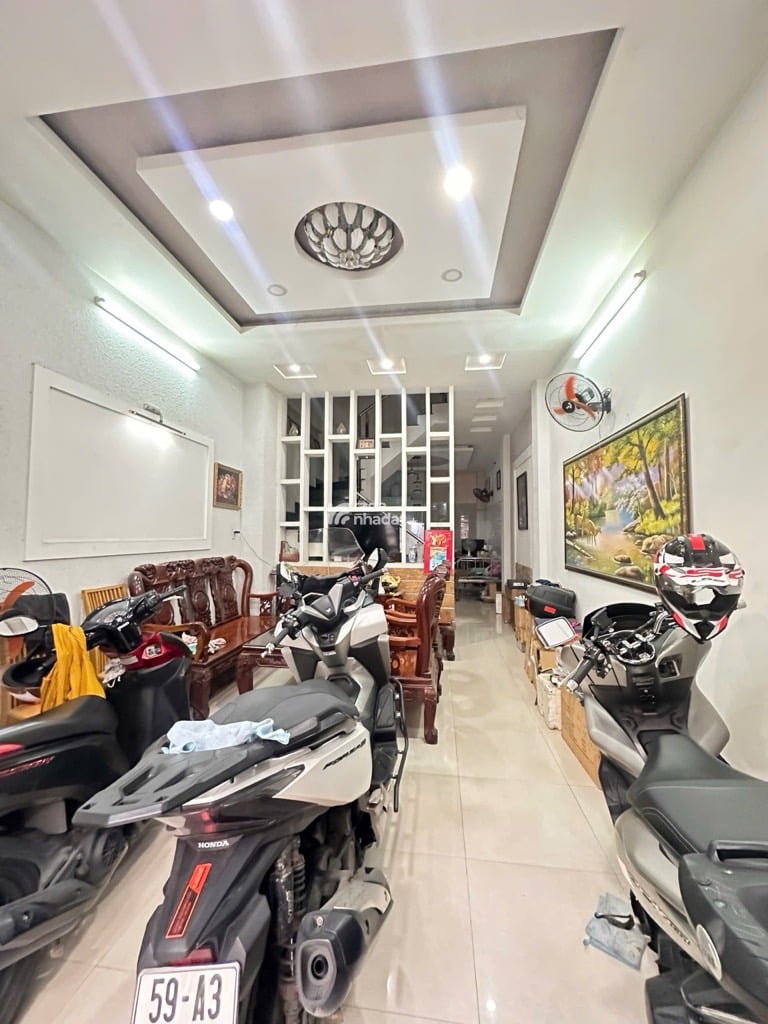  kết cấu : nhà 4 Tầng ,  trệt , 2 lầu , sân thượng , xe hơi đậu cửa , 4pn , 5wc , hẻm thông 