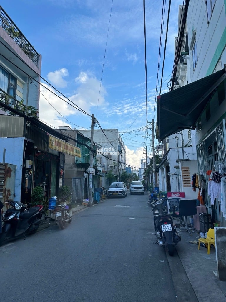  kết cấu : nhà 4 Tầng ,  trệt , 2 lầu , sân thượng , xe hơi đậu cửa , 4pn , 5wc , hẻm thông 