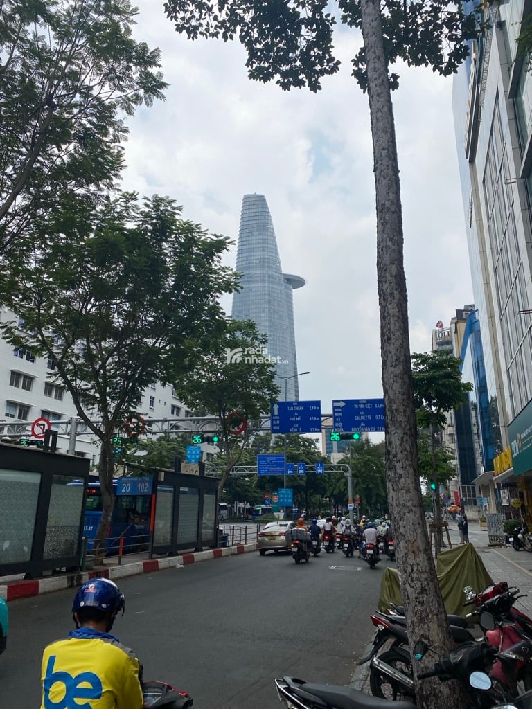 Mặt tiền Hàm Nghi vị trí siêu đắc địa, , đối diện trạm trung chuyển xe Buýt, gần chợ Bến Thành