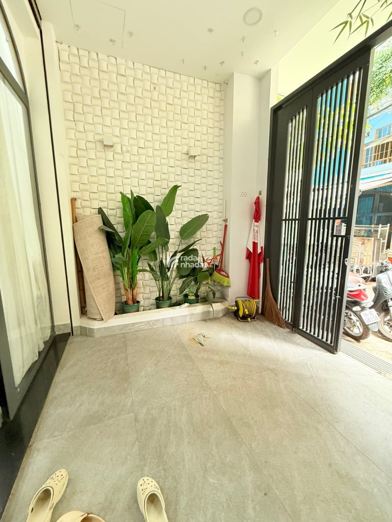 3 THÁNG 2 QUẬN 10 - HẺM XE HƠI - TẶNG NỘI THẤT -DT: 4.2*13M- 5 TẦNG - 16 TỶ