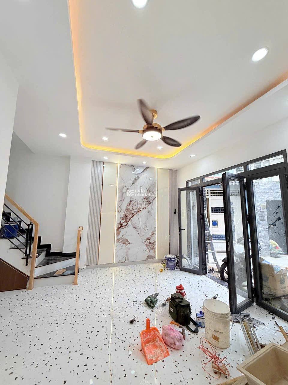 NHÀ 2 TẦNG - 37M2 - HẺM TRƯỚC NHÀ 5M - CÓ SÂN THƯỢNG VÀ BAN CÔNG KHU PHAN XÍCH LONG 
