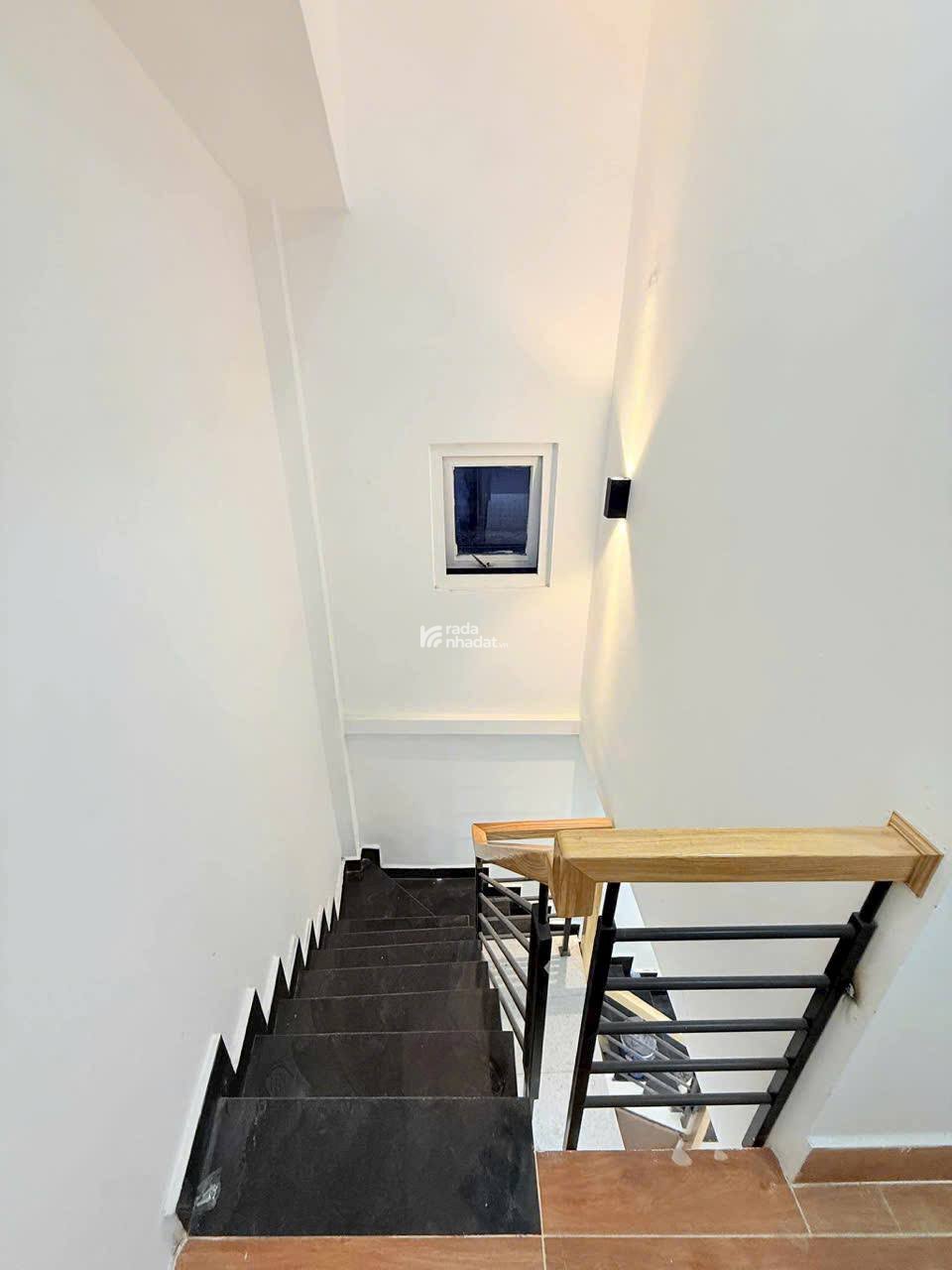 NHÀ 2 TẦNG - 37M2 - HẺM TRƯỚC NHÀ 5M - CÓ SÂN THƯỢNG VÀ BAN CÔNG KHU PHAN XÍCH LONG 