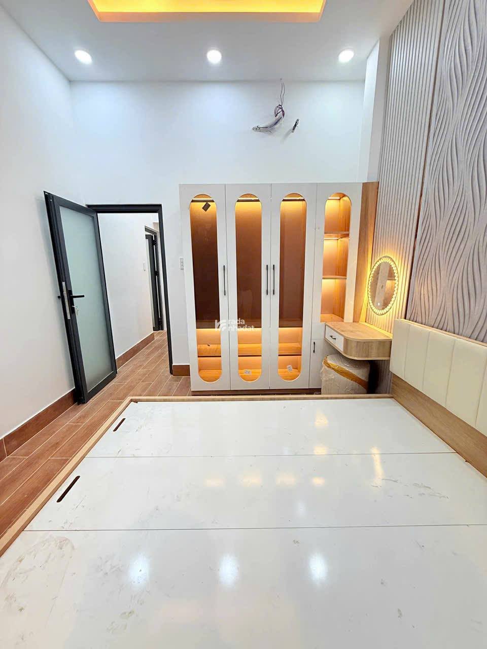 NHÀ 2 TẦNG - 37M2 - HẺM TRƯỚC NHÀ 5M - CÓ SÂN THƯỢNG VÀ BAN CÔNG KHU PHAN XÍCH LONG 