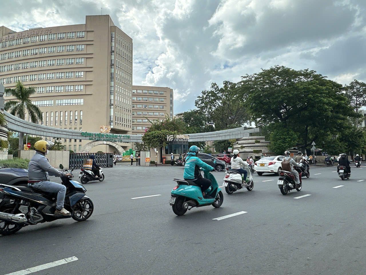 Chỉ 9.5 tỷ có nhà HXH Nguyễn Thái Sơn ngang 4.6m 5 tầng có hầm 64m2 gần BV 175 tặng NT gỗ