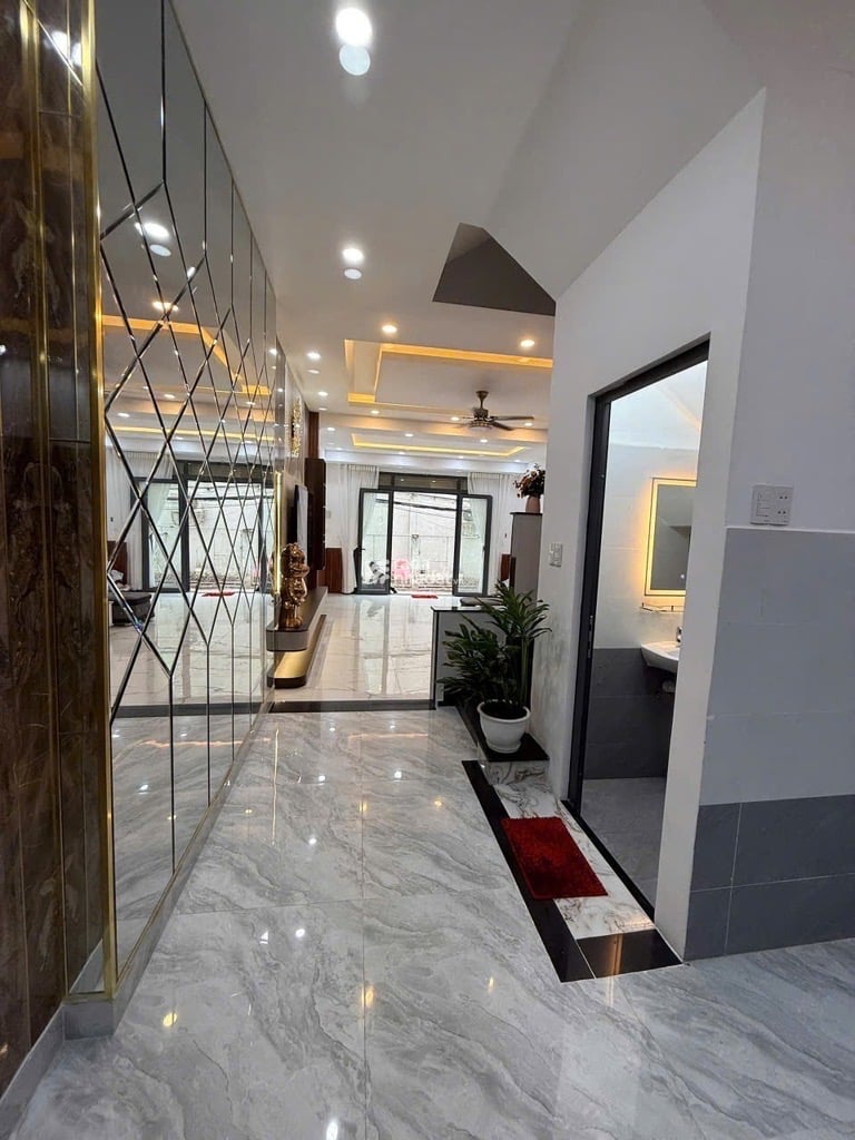 Bán nhà 3 tầng đẹp lung linh ngay tt Q7 đối diện PMH - DT sàn 210m2 ngang 5m full NT - chỉ 7.95 tỷ