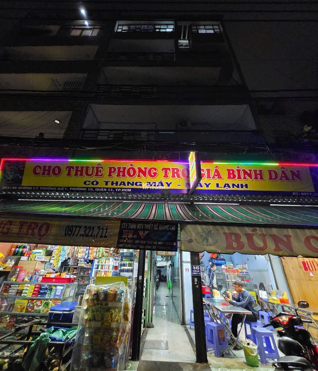 Đến xem phòng máy lạnh, có thang máy. Giá phòng dao động từ 2tr5 -3tr3