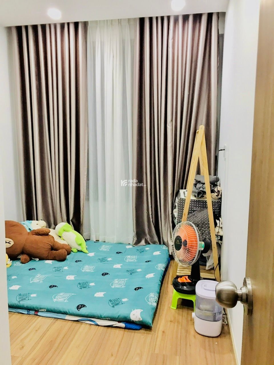 Cho thuê căn hộ 2PN tầng 8 view công viên. Nội thất như hình 5tr8/tháng. LH: 0909 436 ***