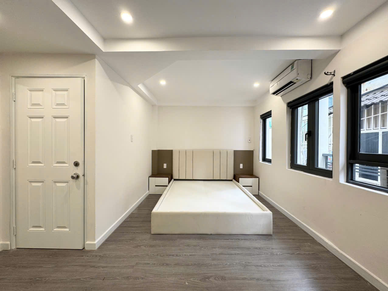 HẺM KIA MORNING KHU PHỐ THỜI TRANG HUỲNH VĂN BÁNH 4 TẦNG 5,5X7 CHỈ 6,85 TỶ.