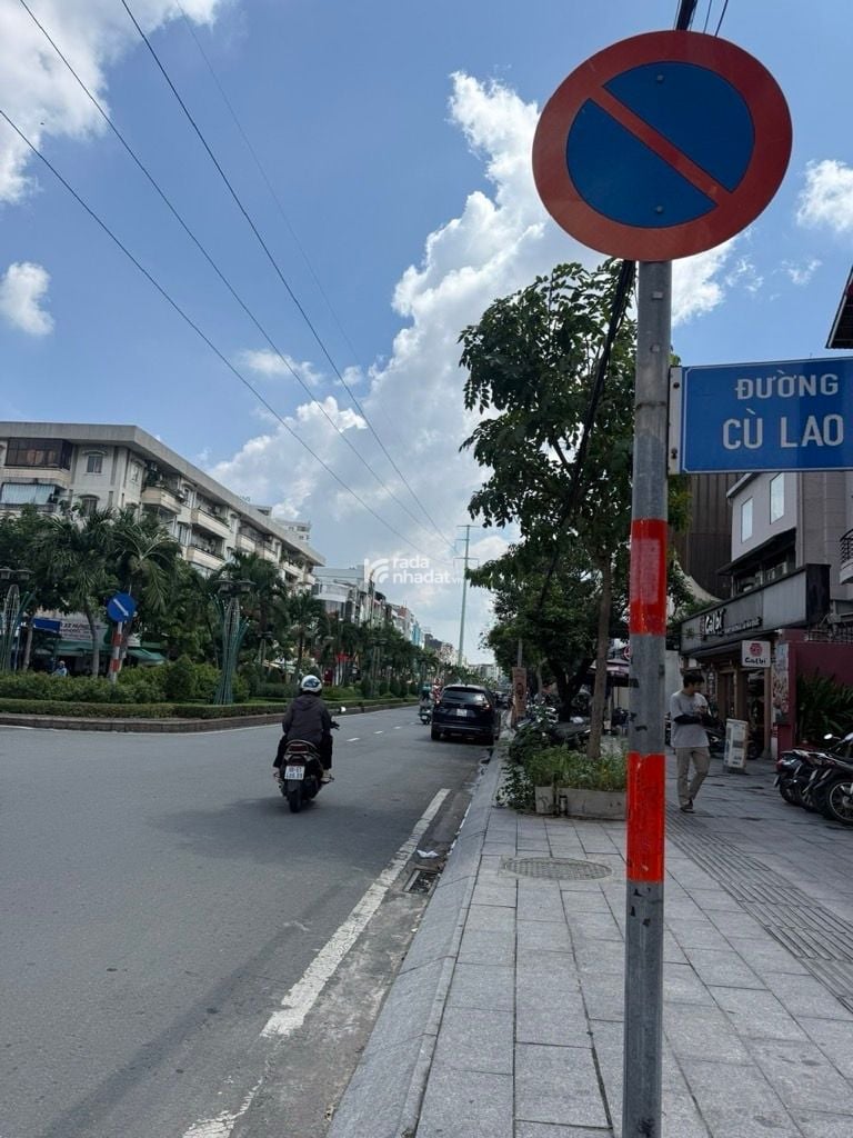 PHÚ NHUẬN MẶT TIỀN KINH DOANH SẦM UẤT KHU VIP NGANG 8M HIẾM.