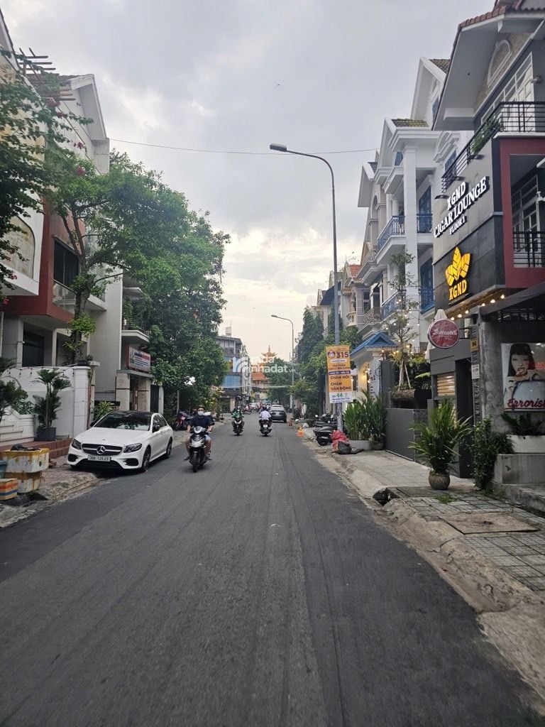 PHÚ NHUẬN MẶT TIỀN KINH DOANH SẦM UẤT KHU VIP NGANG 8M HIẾM.