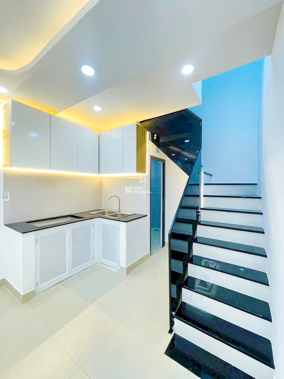 Bán nhà mới 1 lầu hẻm Võ Văn Kiệt P.Cầu Ông Lãnh Quận 1