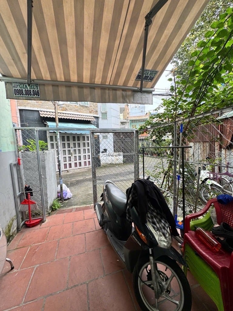 NHÀ NHỎ XINH - HẺM XE TẢI SÁT MẶT TIỀN - 18 - 2PN, 2T990 CÒN TL CÓ KHOẢNG SÂN RỘNG RÃI ĐỂ XE. 
