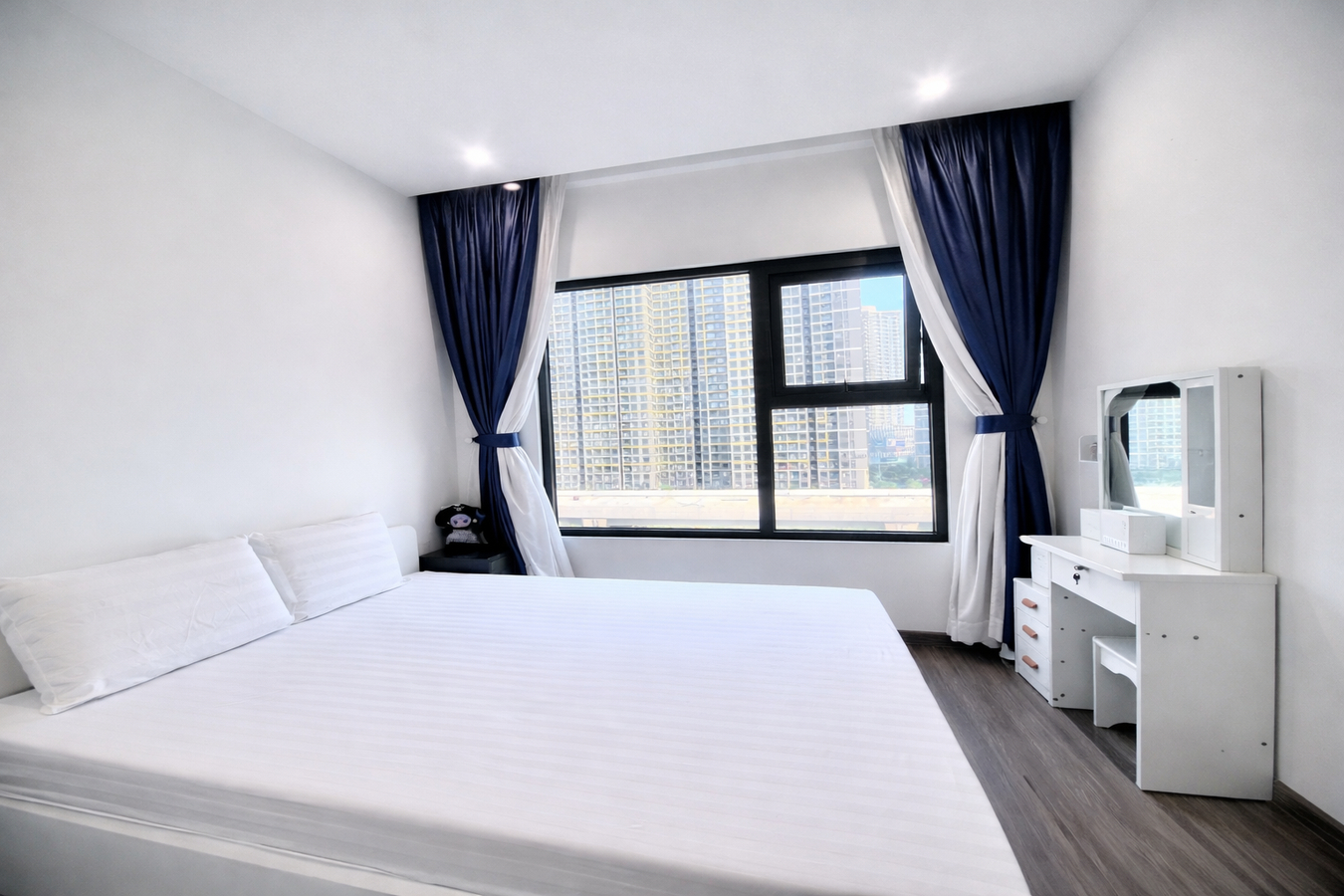 Cần bán 2PN 67,80m2, phân khu The Origami, giá tốt 3,85tỷ