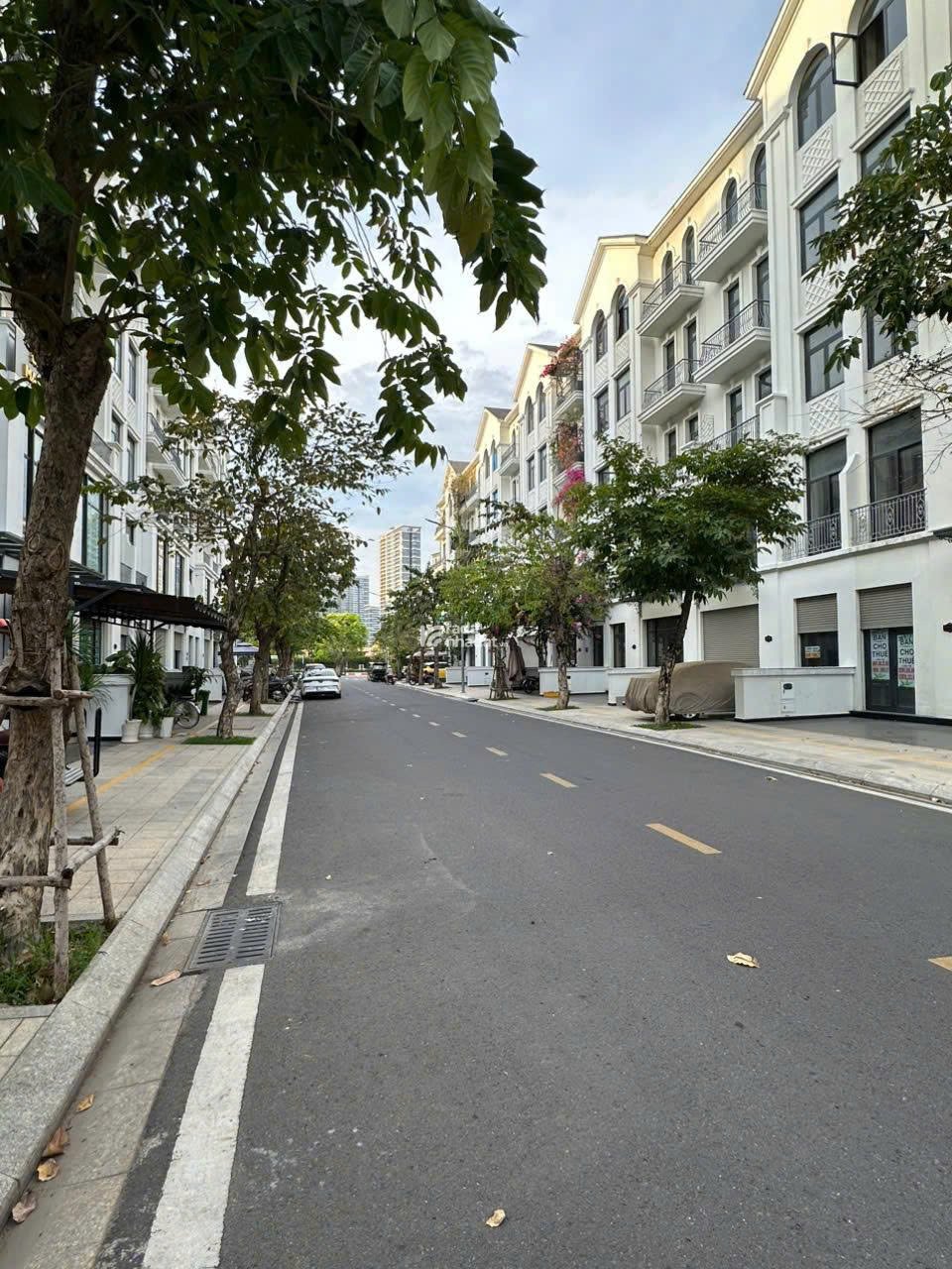 BÁN NHANH NHÀ PHỐ 126M2, VỊ TRÍ CỰC ĐẸP GẦN BẾN DU THUYỀN, GIÁ CHỈ 20 TỶ BAO THUẾ PHÍ