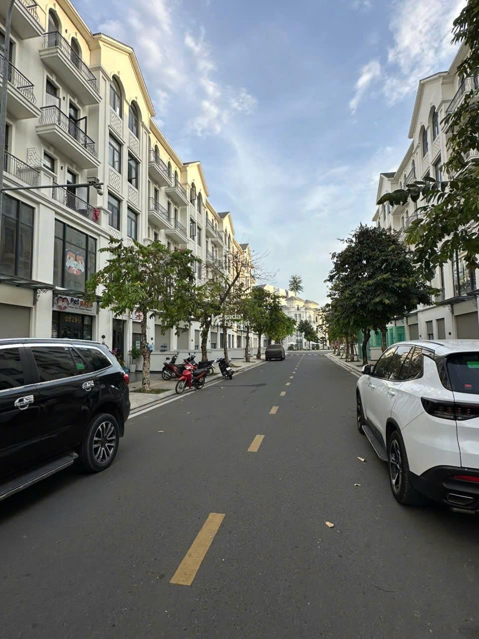 BÁN NHANH NHÀ PHỐ 126M2, VỊ TRÍ CỰC ĐẸP GẦN BẾN DU THUYỀN, GIÁ CHỈ 20 TỶ BAO THUẾ PHÍ