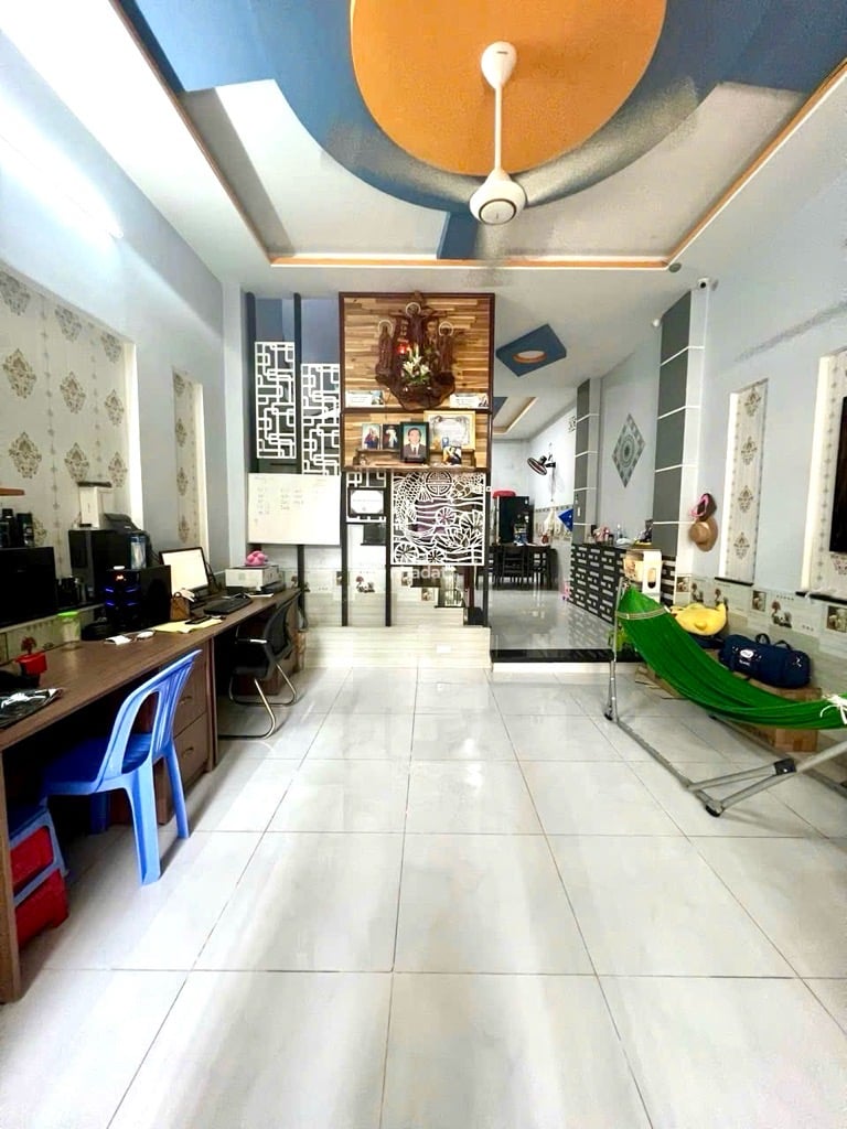 NHÀ ĐẸP Ở NGAY SÁT MẶT TIỀN GẦN CHỢ HIỆP BÌNH NỞ HẬU 4,4X13 NHỈNH 5 TỶ.