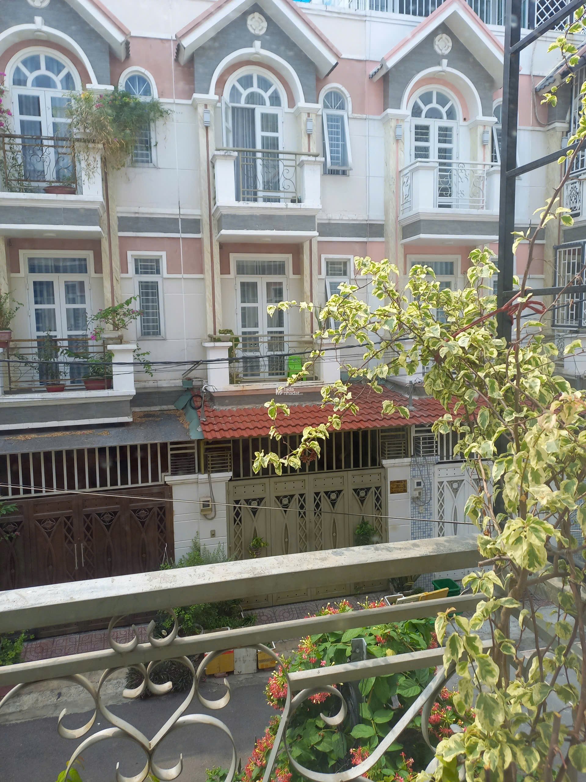 BÁN NHÀ KC HỒNG LONG 4M X14M TRỆT 3 LẦU,ĐỦ NỘI THẤT,GIÁ 7,7TY, SHR