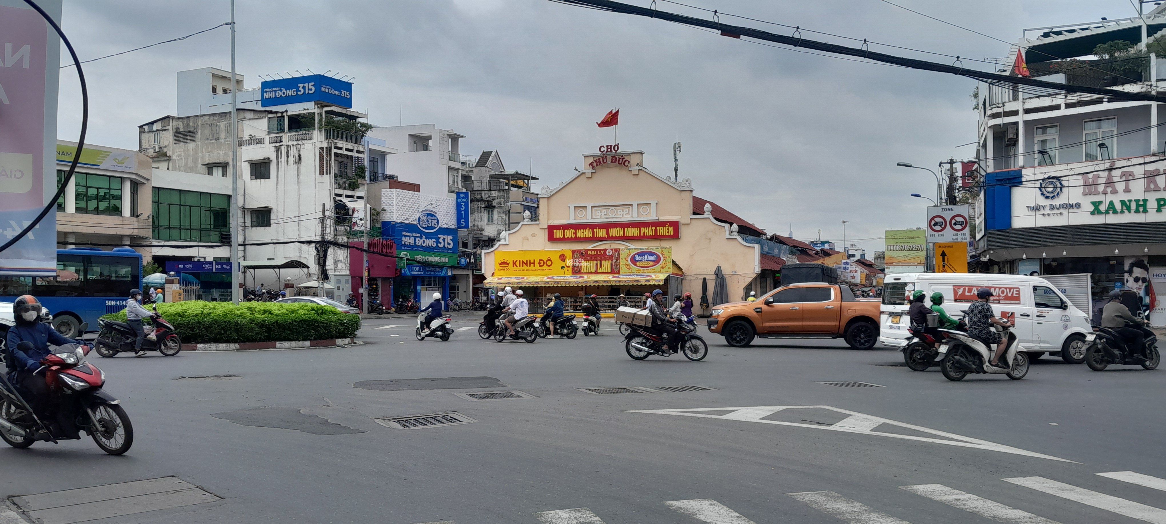 Bán nhà 3 tầng 2 mặt thoáng hẻm Hồ Văn Tư cạnh chợ Thủ Đức TP HCM chỉ 4,6 tỷ.