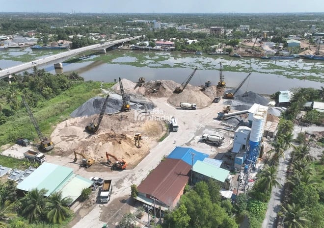 Đất mặt tiền tại Bến Thủy, Long An, DT 2000 m2, giá 13,5 tỷ