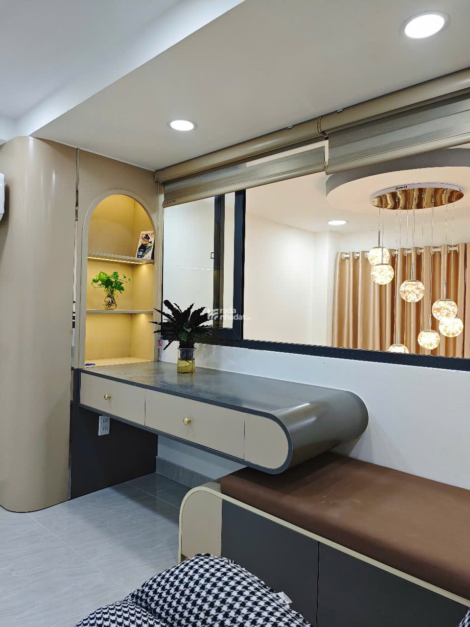 Bán nhà hẻm sát Mặt Tiền Hồ Bá Kiện Q10 - 4 tầng thang máy dọn vào ở liền 