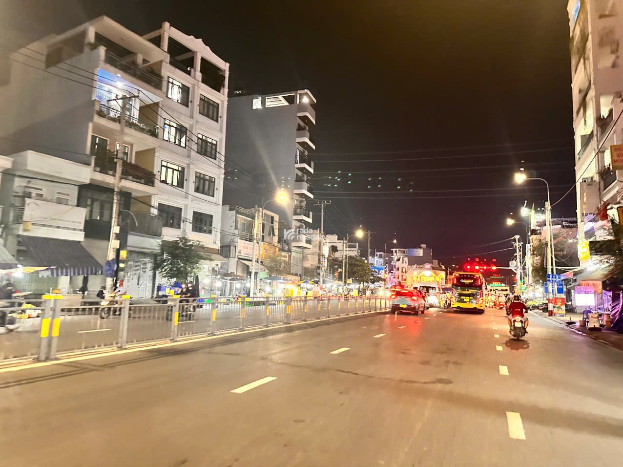 Biệt thự sân vườngara đẳng cấp hẻm 10m Nơ Trang Long 198m2 ngang 9m gần chợ chỉ 32 tỷ  
