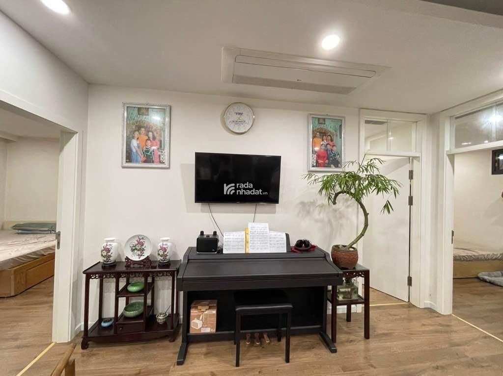 Chính chủ gửi bán căn 2 ngủ ban công Nam thoáng mát N01T5, full nội thất, sẵn sổ, slot ô tô