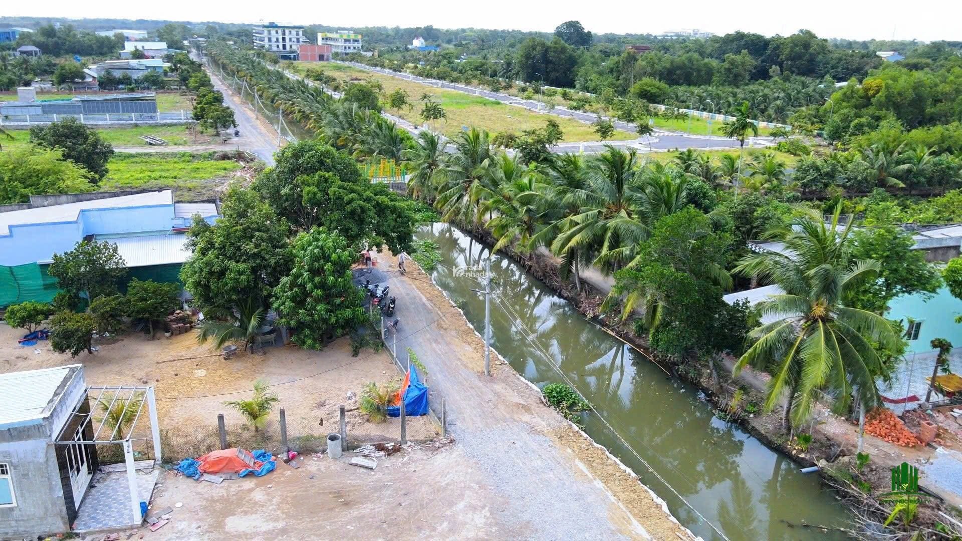Em cần bán lô đất ngay mặt tiền đường DT824 125m2 giá 1ty