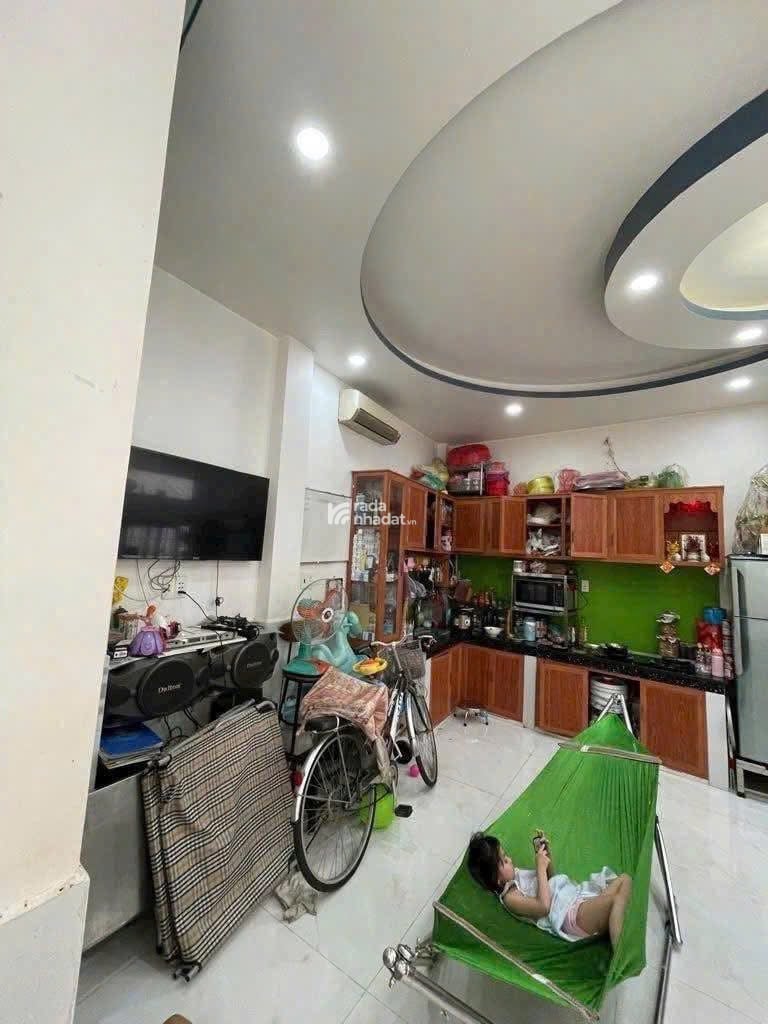 Gấp! Bán nhà 2 tầng ngay đường Hoà Hưng, Phường 13, Quận 10 HXH sổ riêng