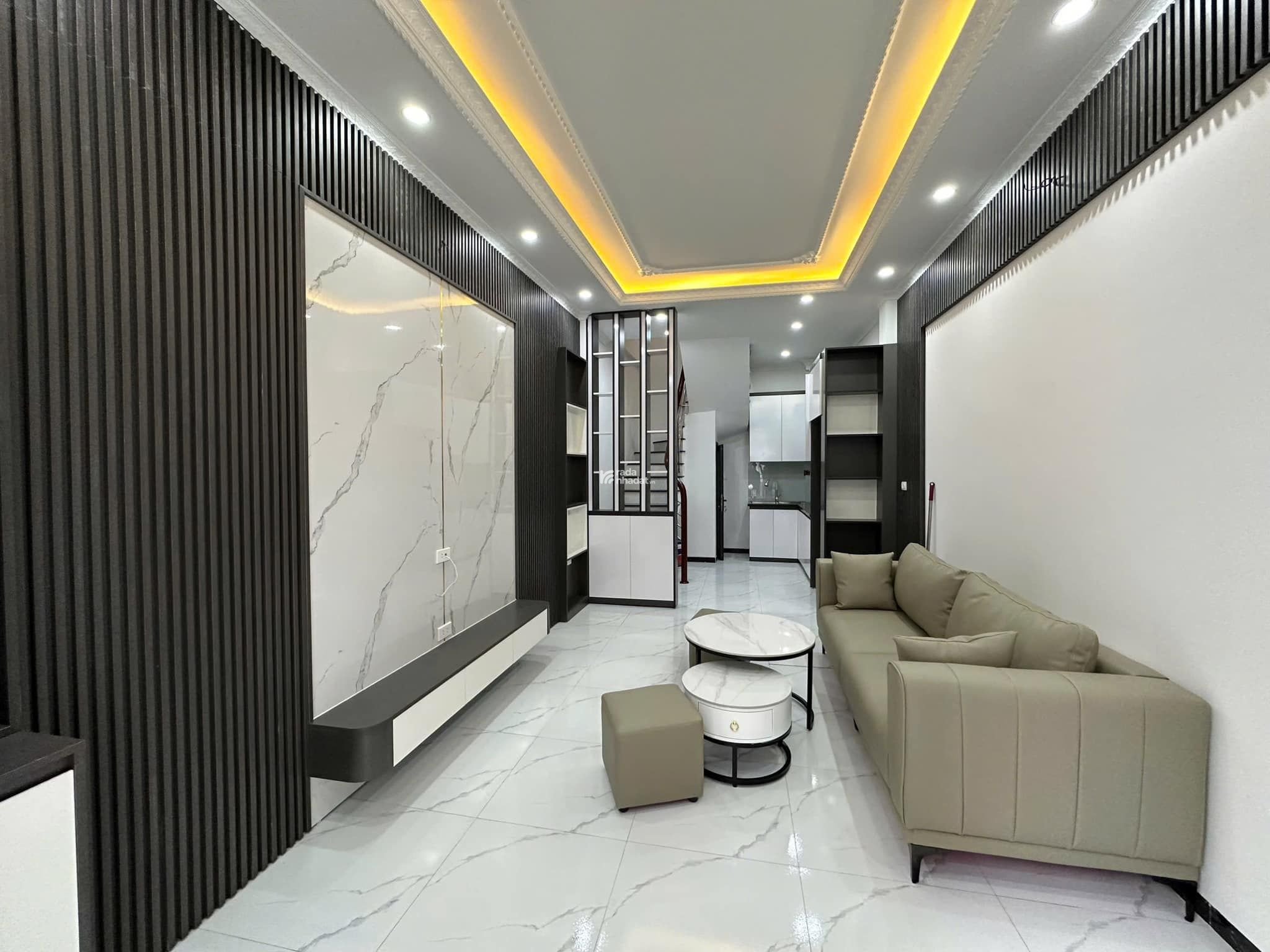 Cho thuê chung cư cao cấp phố Lạc Trung 130m2, 3 ngủ. Full nội thất