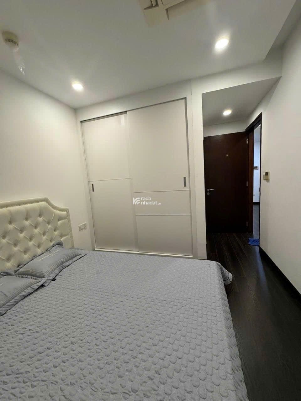 Cho thuê chung cư cao cấp phố Lạc Trung 130m2, 3 ngủ. Full nội thất