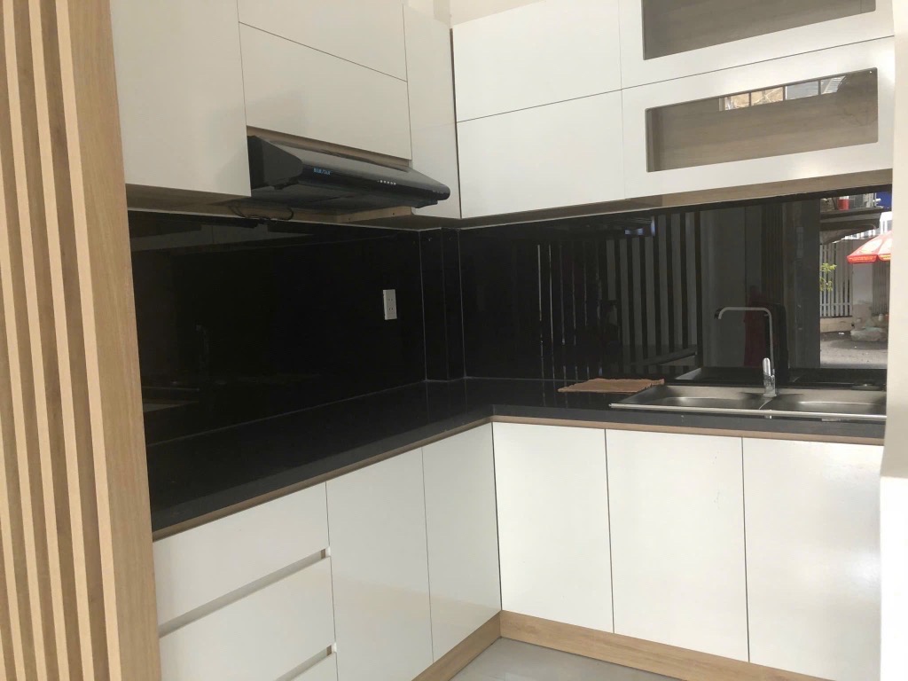 HẺM NHỰA XE HƠI THÔNG - 3 TẦNG - GẦN TRƯỜNG - GẦN CHỢ 