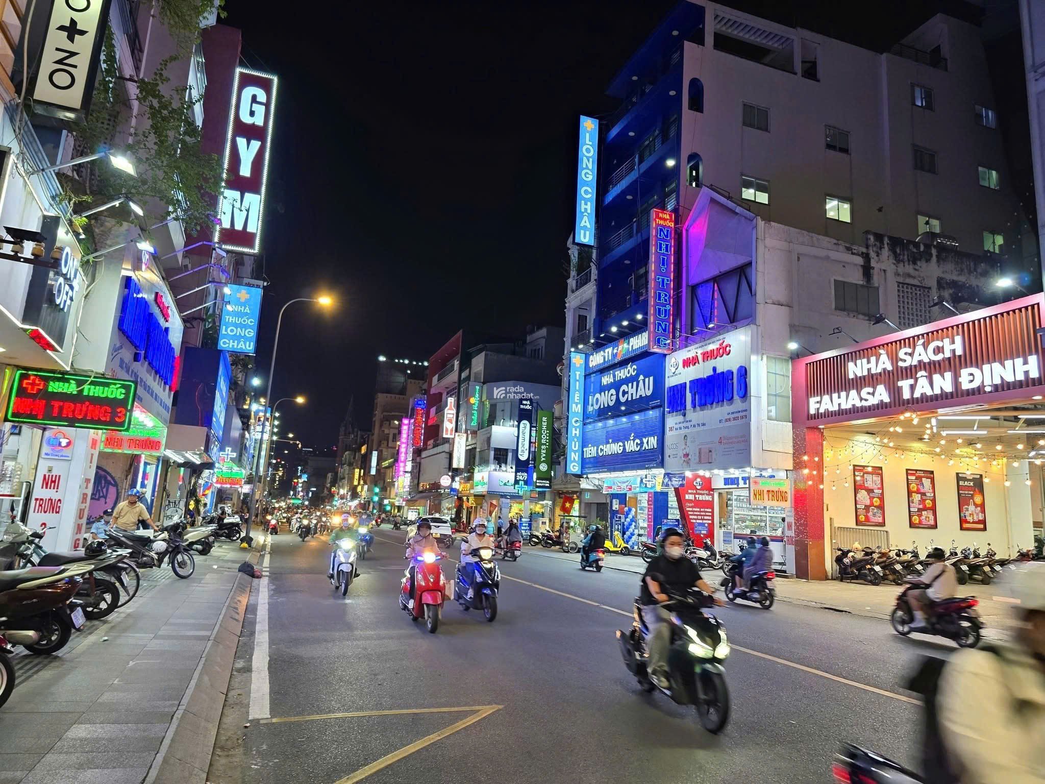 BÁN GẤP NHÀ ĐẸP - ngay trung tâm Q1