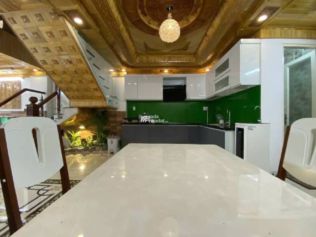 Hẻm xe hơi ngủ trong nhà. Khu an ninh tuyệt đối. Cách mặt tiền khoảng 100m. 