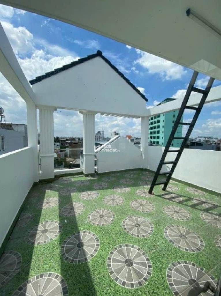 Hẻm xe hơi ngủ trong nhà. Khu an ninh tuyệt đối. Cách mặt tiền khoảng 100m. 